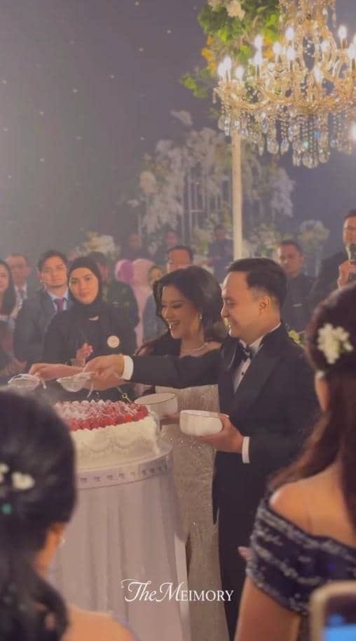 Para mantan anggota JKT48 berpose bersama pengantin Noella Sisterina dalam acara pernikahan dengan busana formal.