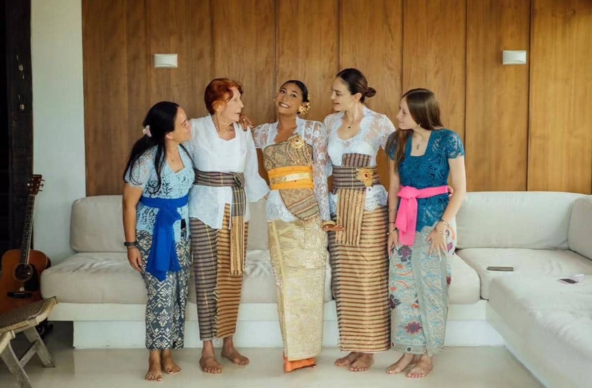 Luna Maya menghadiri upacara Menek Kelih keponakannya di Bali dalam momen yang dibagikan melalui akun Instagramnya.