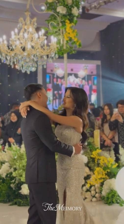 Sejumlah mantan anggota JKT48 berpose bersama pengantin Noella Sisterina dalam acara pernikahan bernuansa hangat.