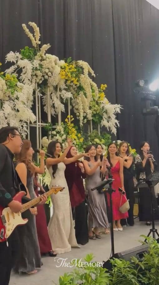 Sejumlah mantan anggota JKT48 berpose bersama pengantin Noella Sisterina di acara pernikahannya dengan busana formal.