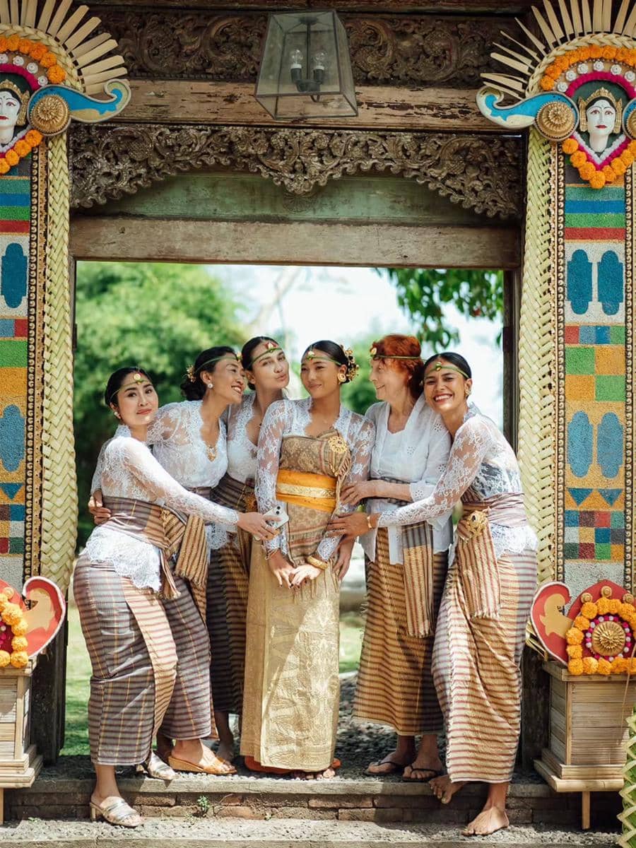 Luna Maya menghadiri upacara Menek Kelih keponakannya di Bali, sebagaimana dibagikan melalui akun Instagramnya.