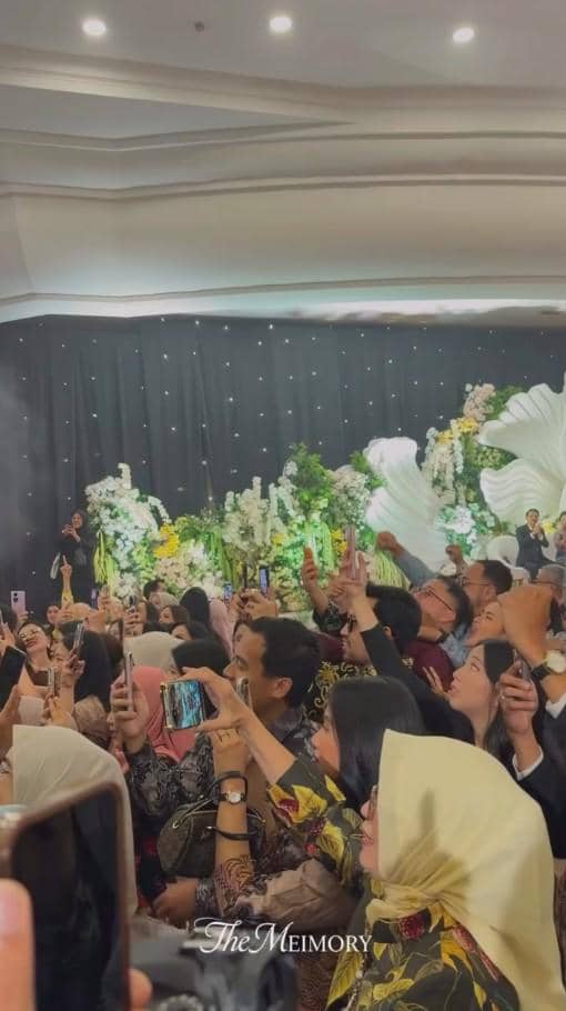 Sejumlah eks member JKT48 berbusana formal berpose bersama dalam pernikahan Noella Sisterina dengan suasana hangat.