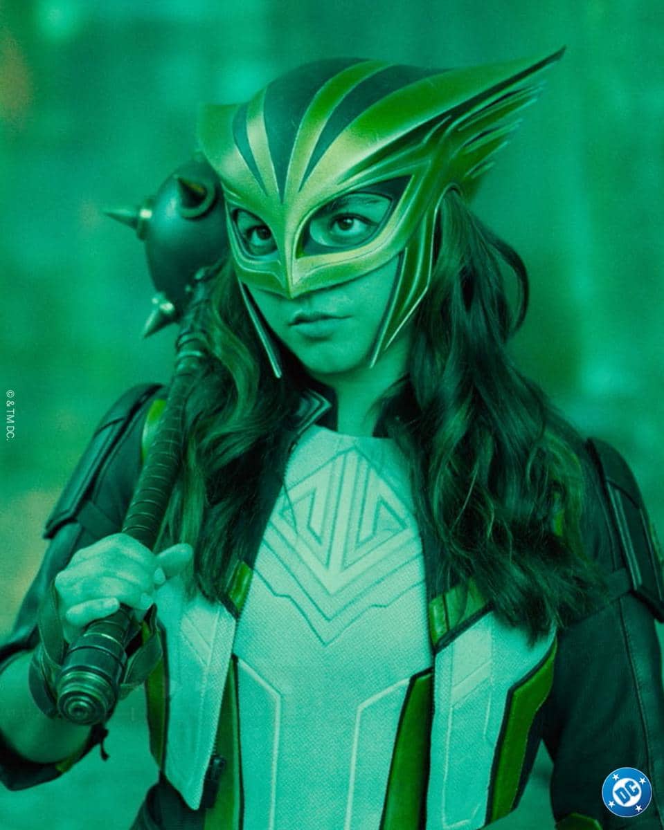 Hawkgirl mengenakan kostum tempur hijau dengan helm bersayap dan sayap besar dalam materi promosi Superman DC Studios.
