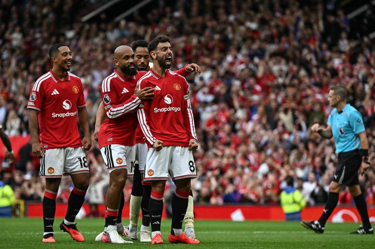Fernandes Hat-trick, Manchester United Bantai Ipswich Town