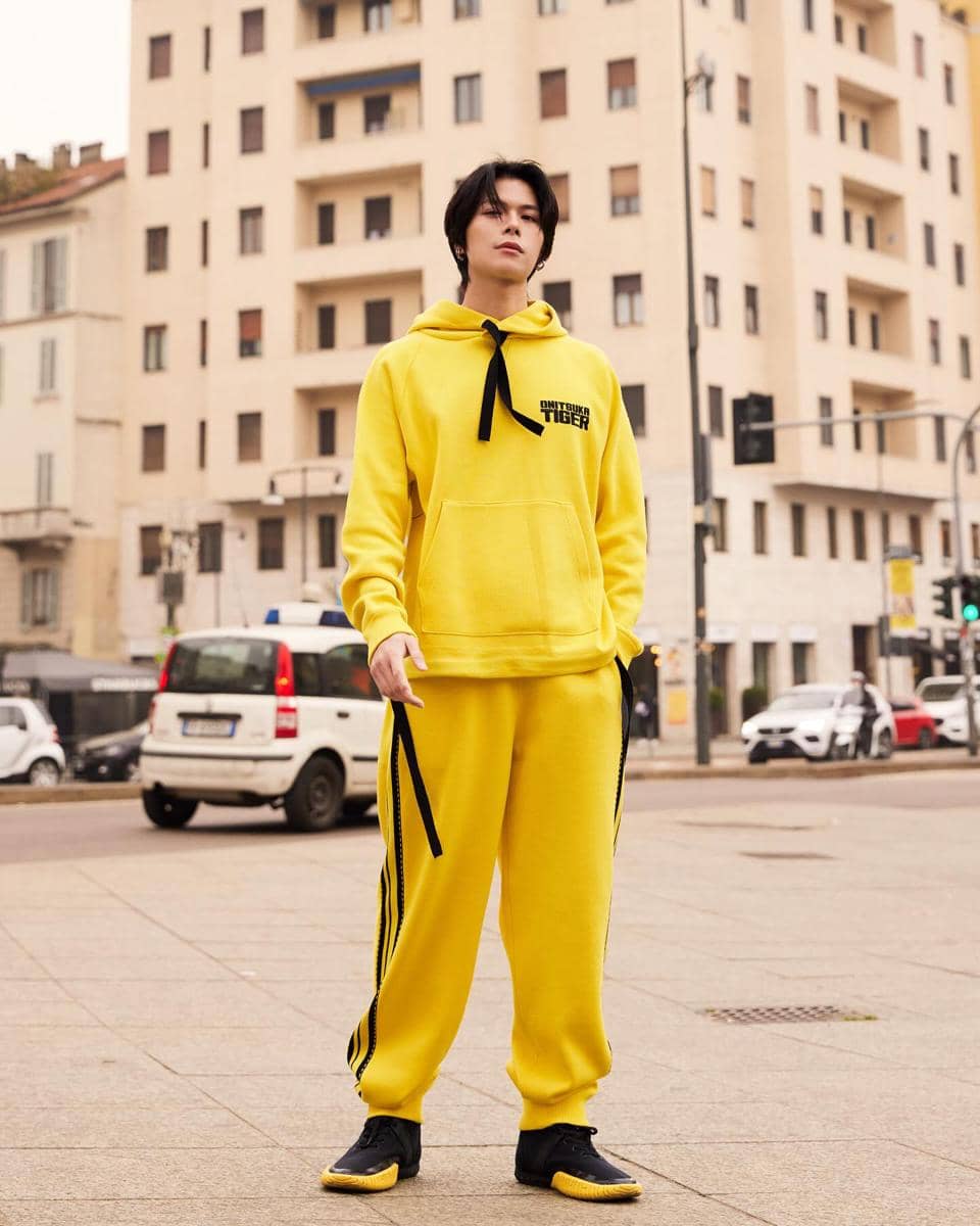 Glenn Yong mengenakan sneakers dalam gaya OOTD kasual, memadukan busana santai untuk penampilan sehari-hari.