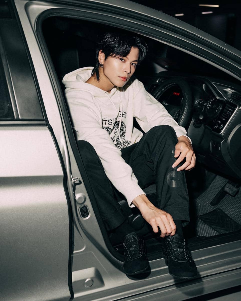 Glenn Yong tampil dalam OOTD kasual dengan sneakers sebagai pelengkap gaya berpakaian sehari-harinya.