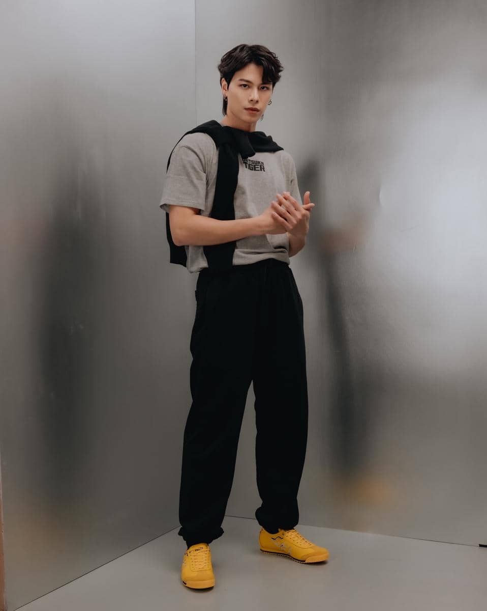 Glenn Yong mengenakan sneakers dalam gaya OOTD kasual yang dibagikan melalui akun Instagram pribadinya.