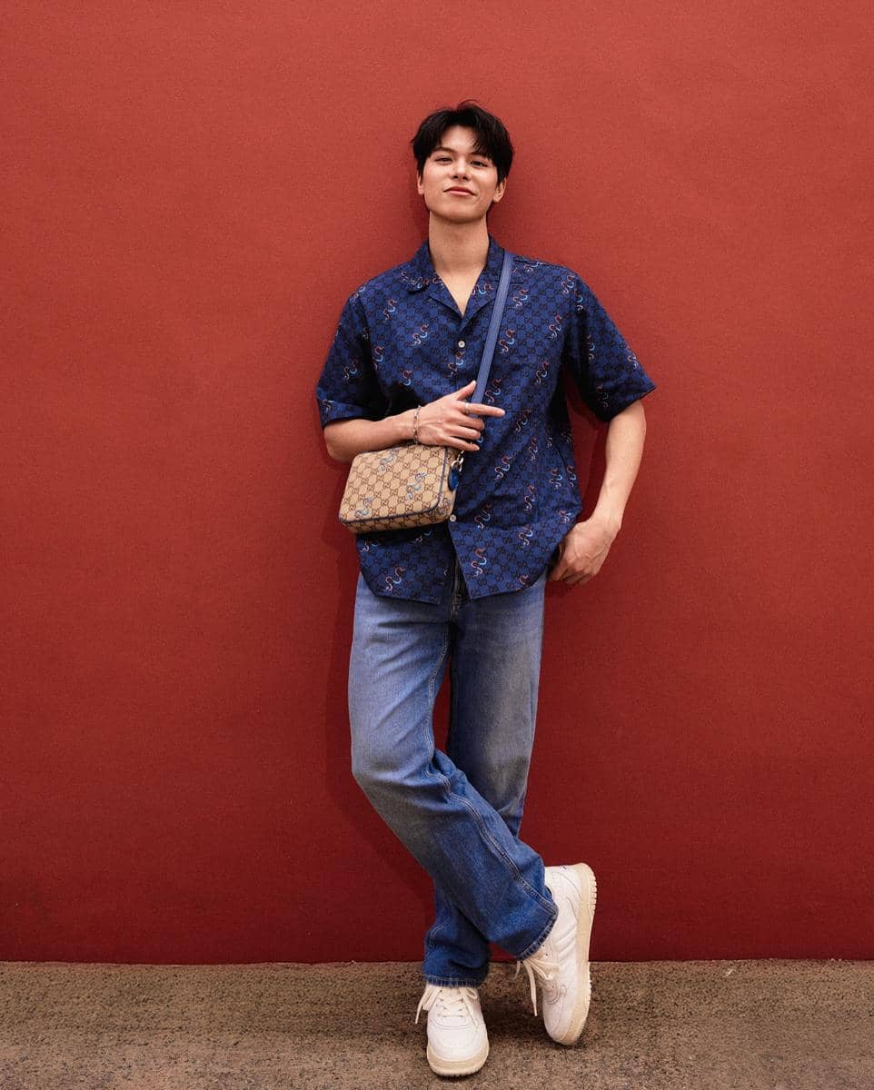 Glenn Yong berpose mengenakan tas sebagai aksesori untuk melengkapi gaya OOTD kasual yang dikenakannya.