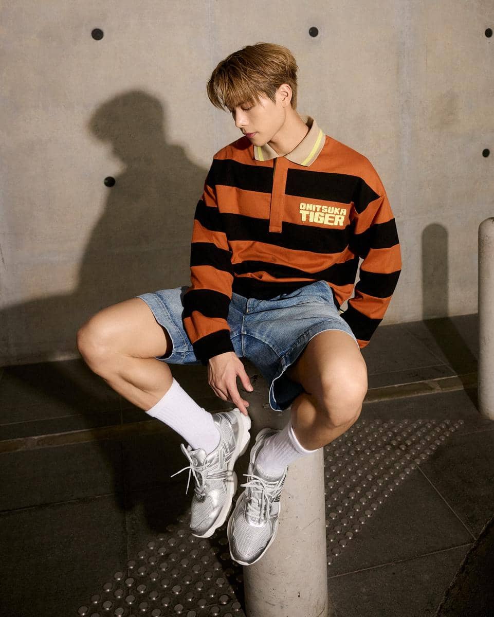 Glenn Yong tampil dengan gaya OOTD kasual memakai sneakers, memadukan busana santai untuk aktivitas harian.