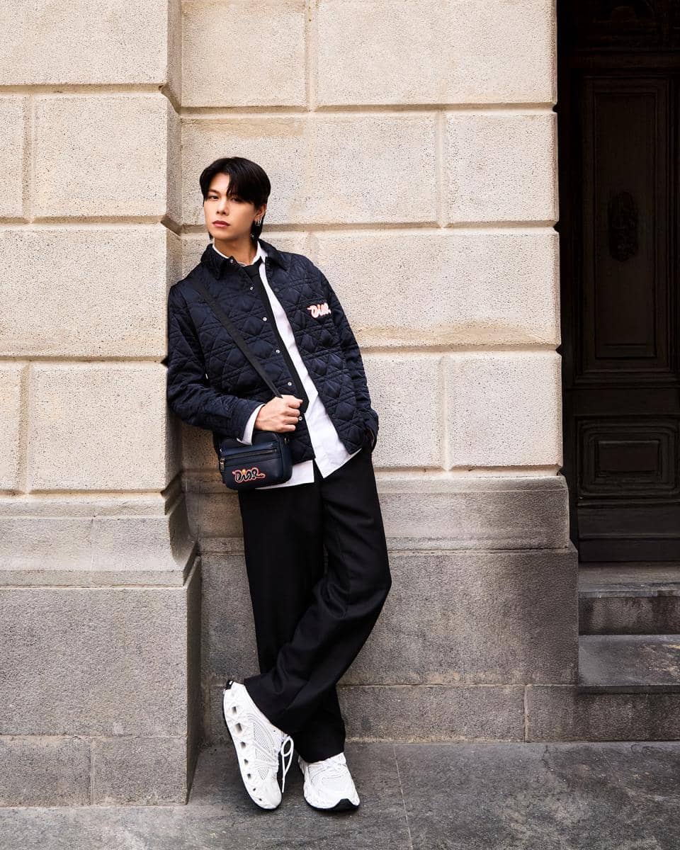 Glenn Yong mengenakan tas sebagai pelengkap OOTD kasual dalam unggahan media sosial Instagram pribadinya.
