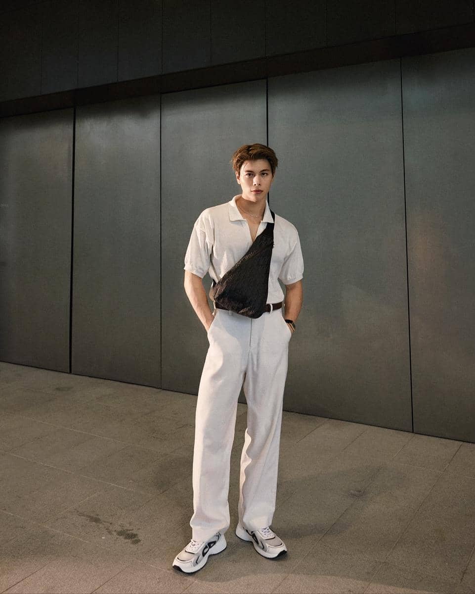 Glenn Yong tampil dalam unggahan OOTD dengan padu padan busana kasual dan sneakers sebagai pelengkap gaya.