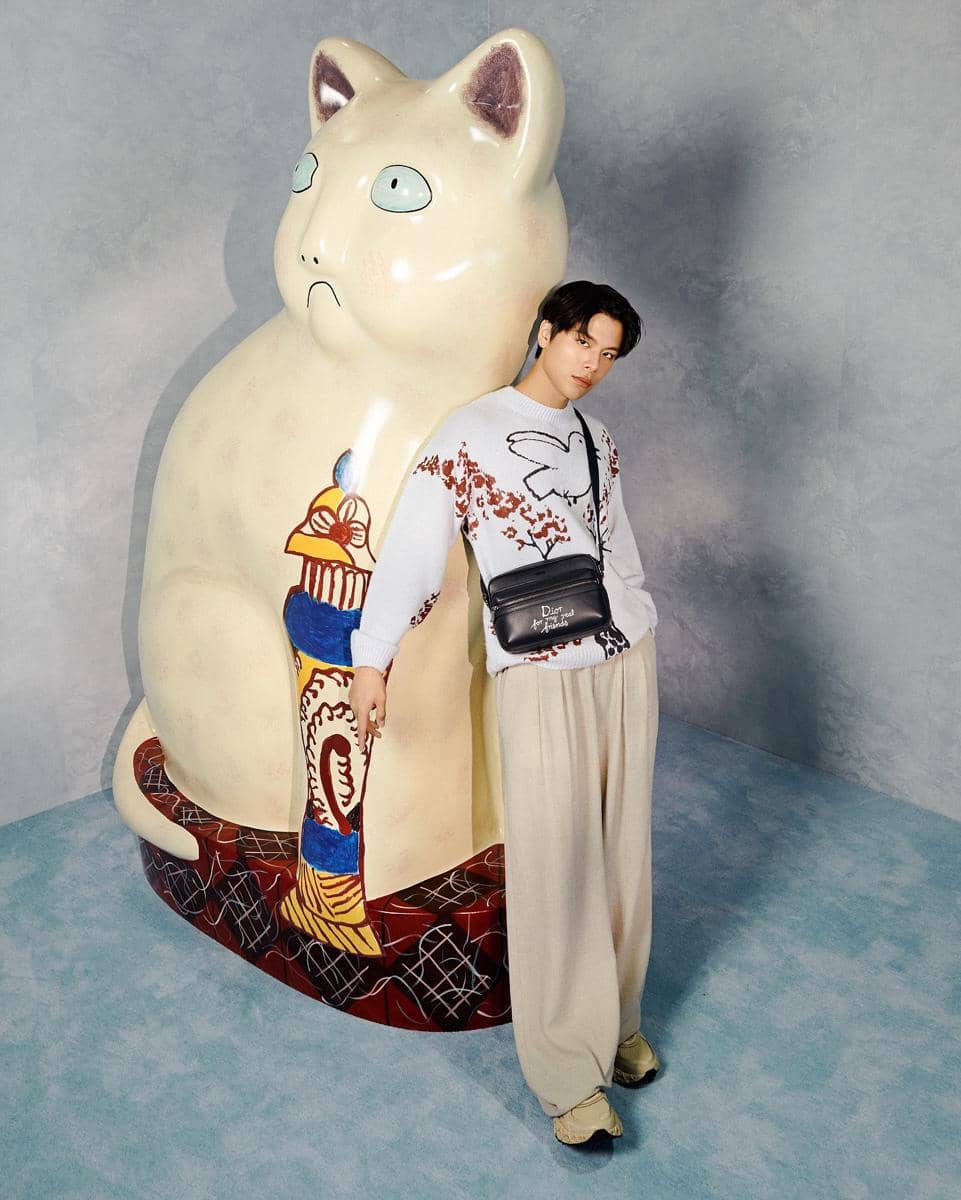 Glenn Yong tampil dengan gaya OOTD kasual sambil membawa tas sebagai aksesori pelengkap penampilan.