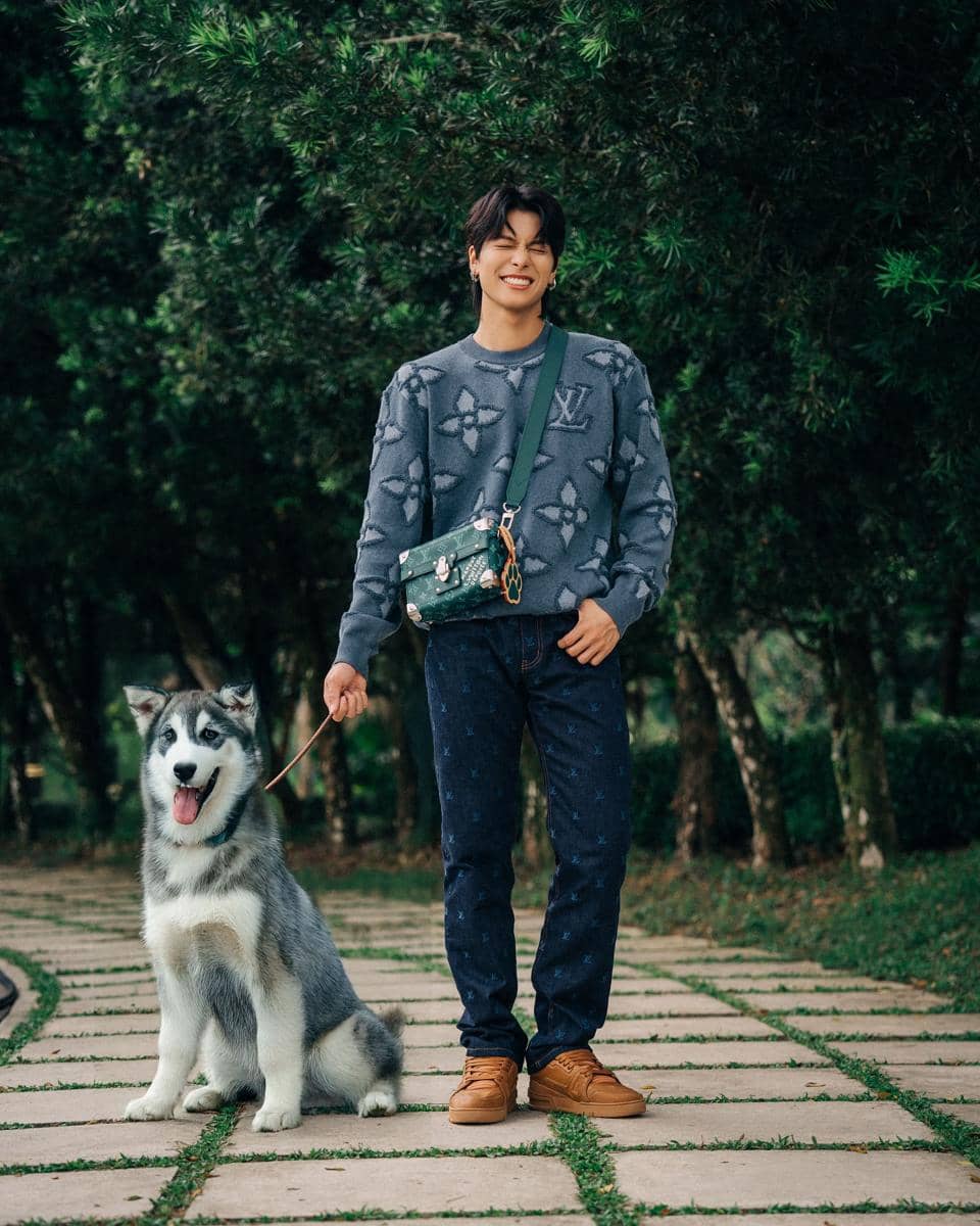 Glenn Yong tampil dengan busana kasual dan membawa tas sebagai pelengkap gaya OOTD sehari-hari yang praktis.