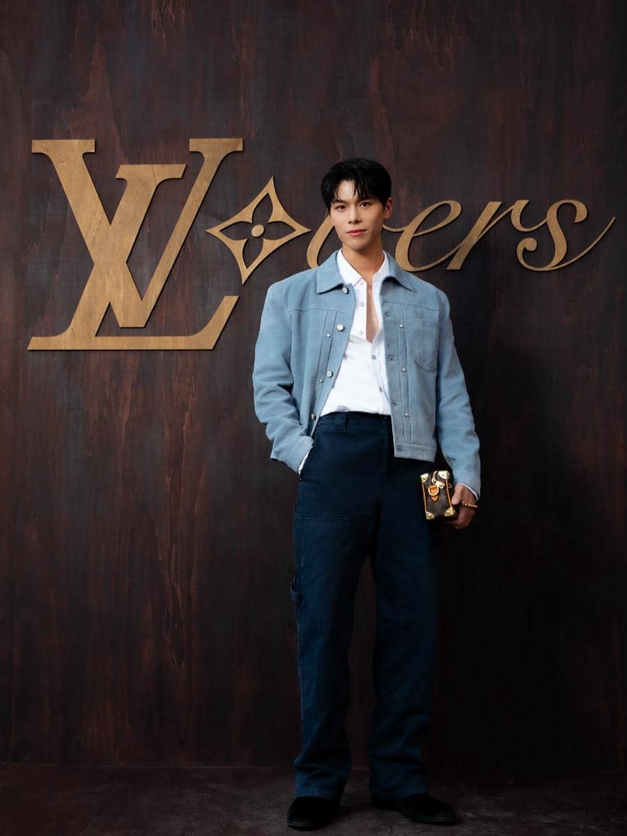 Glenn Yong tampil dalam gaya OOTD kasual sambil membawa tas sebagai aksesori pelengkap penampilannya.