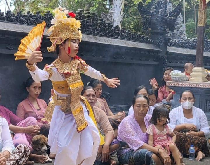 Tari sakral Sang Hyang Dedari dari Banjar Behu, Desa Bunga Mekar. 