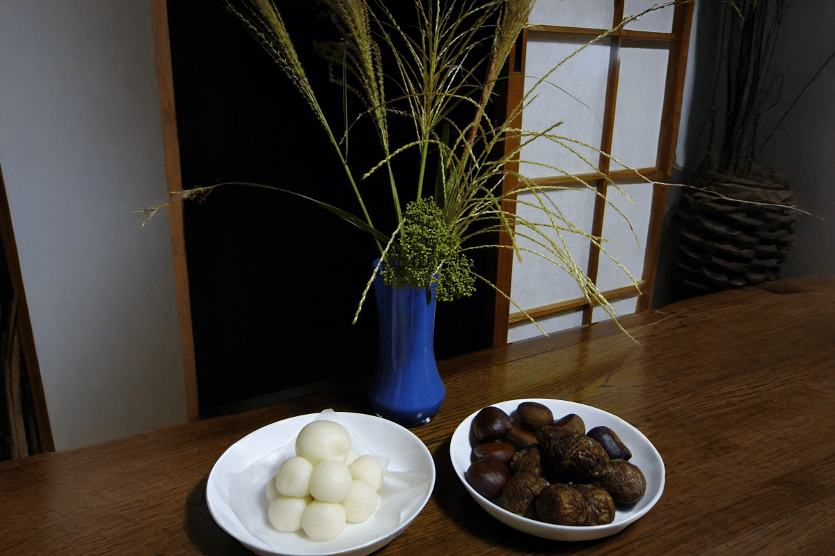 dekorasi tsukimi dango, kastanye, dan susuki