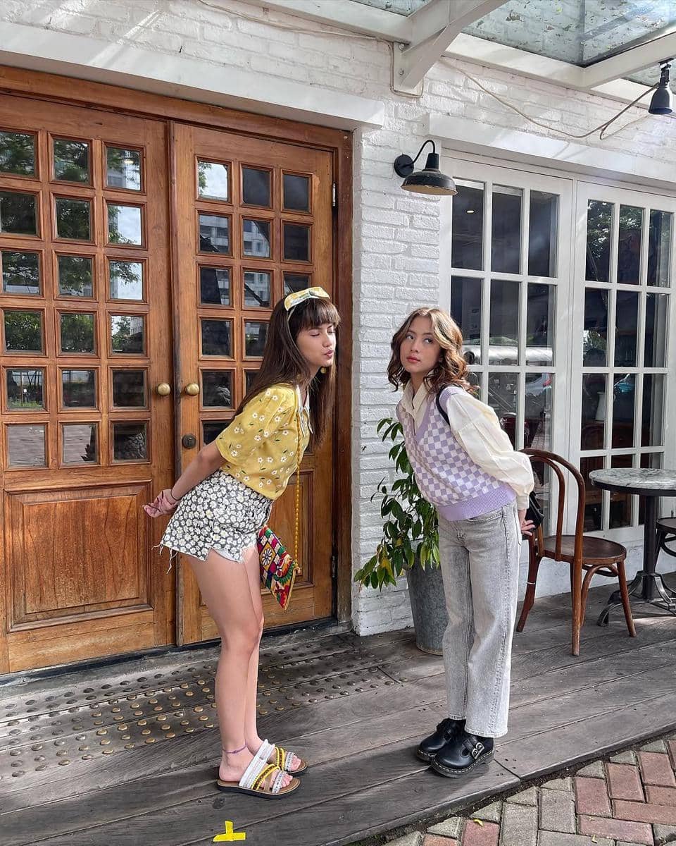 inspirasi padu padan celana jeans ala Adhisty Zara