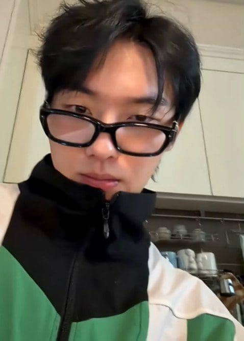 Choi Hyun Wook tampil dalam tangkapan layar siaran langsung yang dibagikan melalui akun Instagram @_choiiii__.