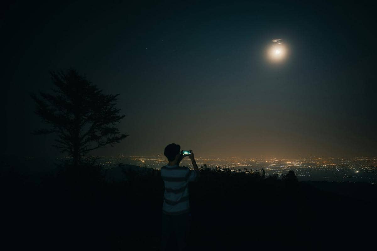ilustrasi orang melihat bulan purnama