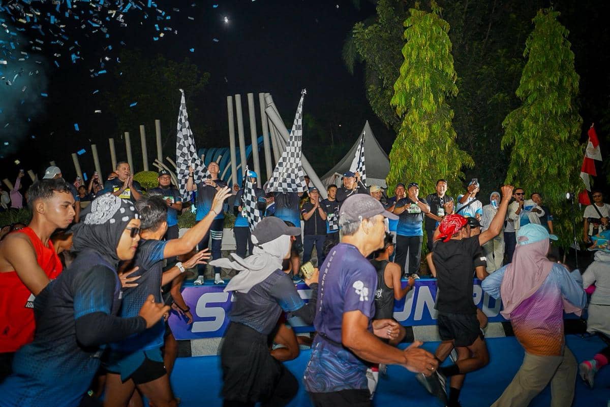 Para peserta Steel Run 2026 berlari melintasi kawasan industri dalam ajang yang sukses terselenggara.