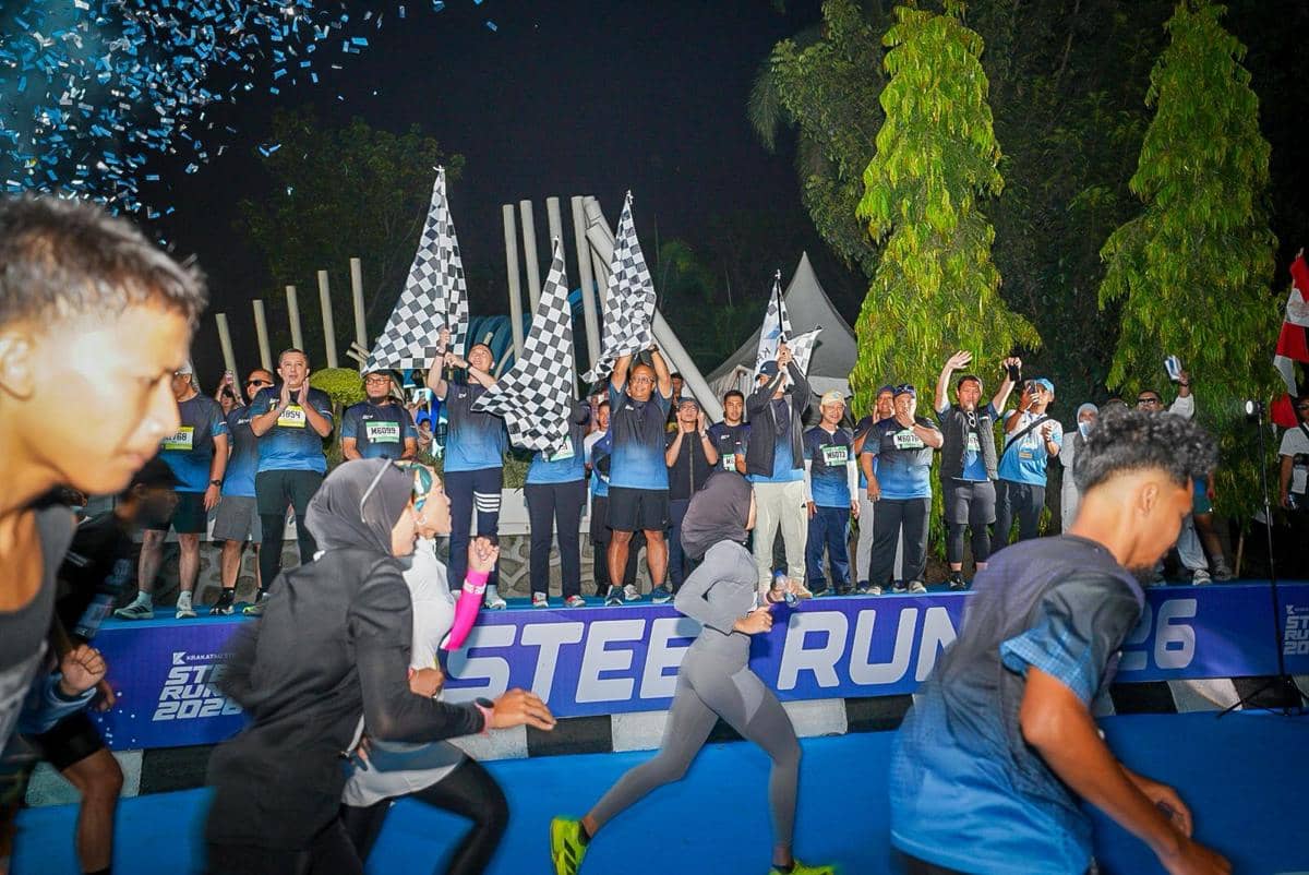 Peserta Steel Run 2026 berlari di kawasan industri dalam ajang yang sukses diselenggarakan Krakatau Steel.