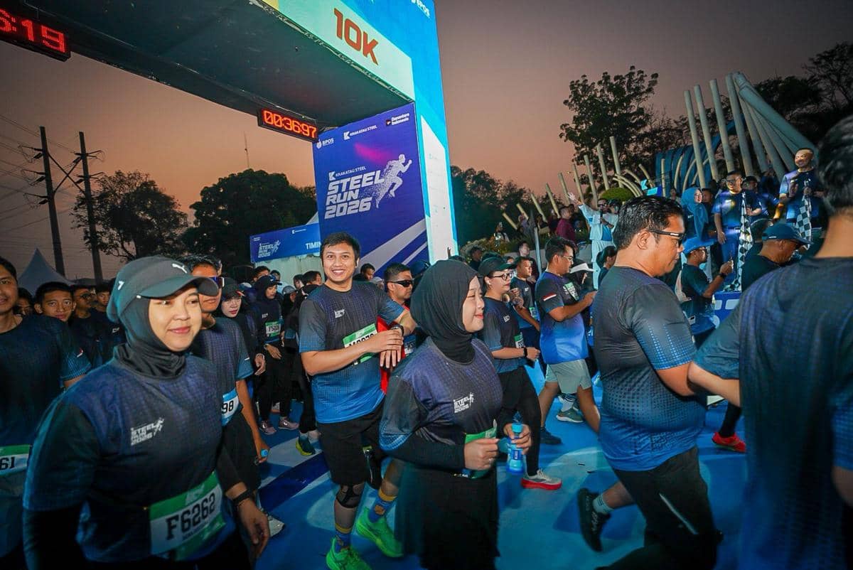 Peserta Steel Run 2026 berlari di jalan kawasan industri dalam ajang yang sukses diselenggarakan Krakatau Steel.
