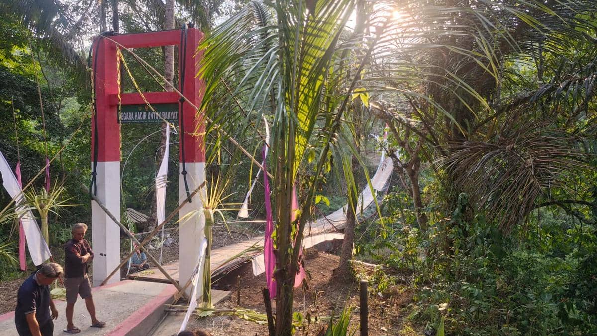 Jembatan Gantung Pongpet di Pangandaran Roboh Saat Diresmikan