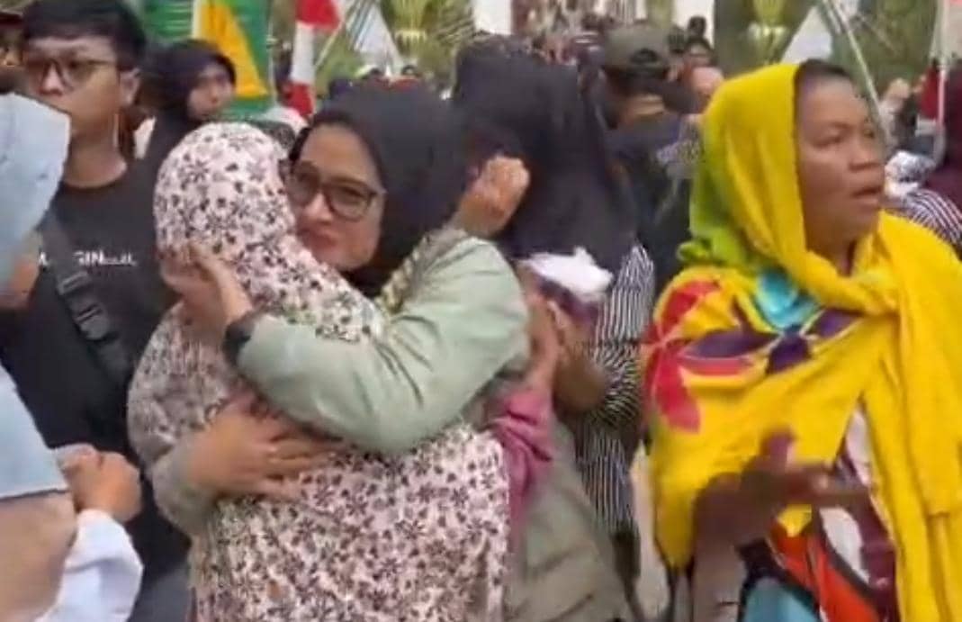Detik-detik Bupati Pangandaran Peluk Warga Usai Jembatan Gantung Ambruk