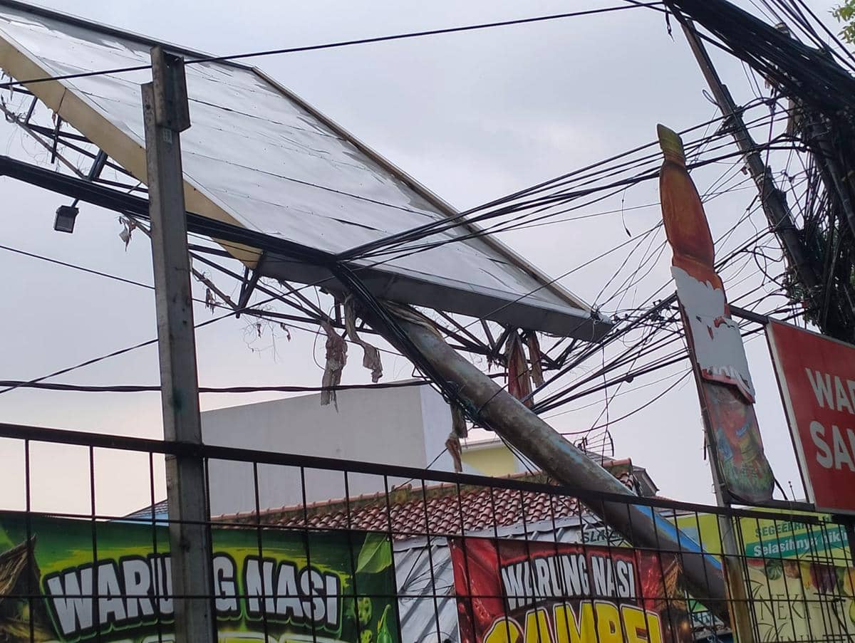 Hujan Deras Disertai Angin Buat Reklame Roboh, Pohon Tumbang