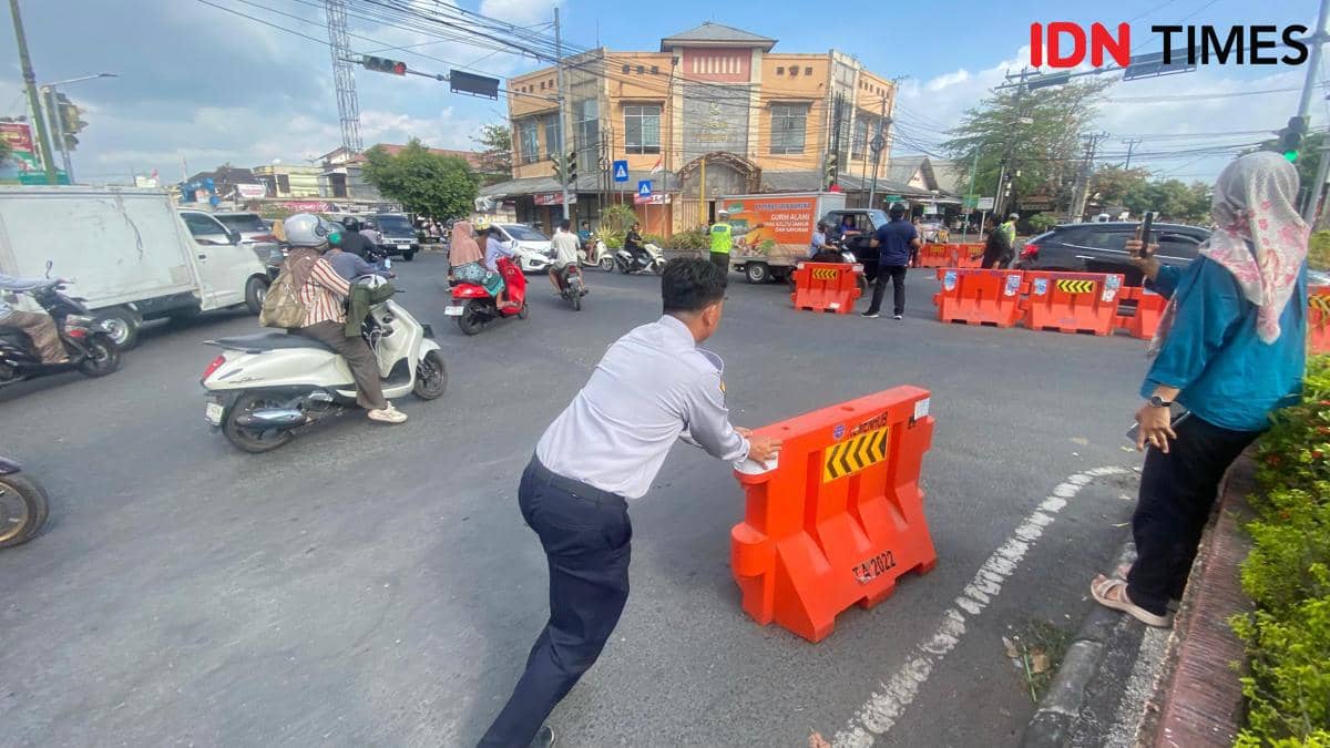 Dibongkar Warga, Polisi Kembali Pasang Road Barrier Simpang 4 Rembiga