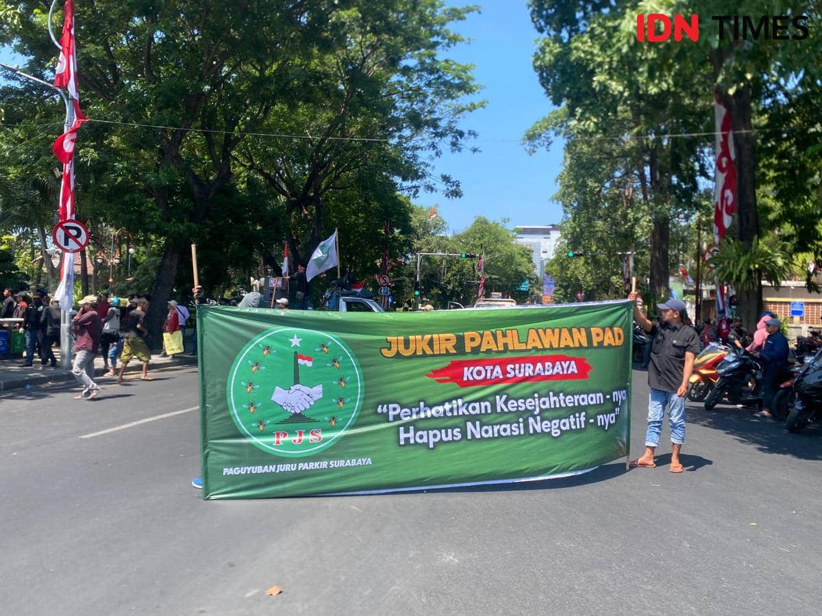 Ratusan Tukang Parkir Surabaya Demo Sampai Blokade Jalan