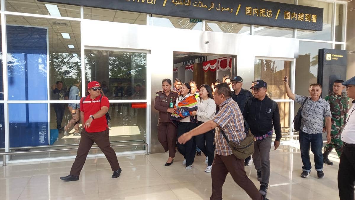 Vonnie Anneke Panambunan tiba di Bandara Sam Ratulangi Manado, Sulawesi Utara, Senin 31 Agustus 2026.