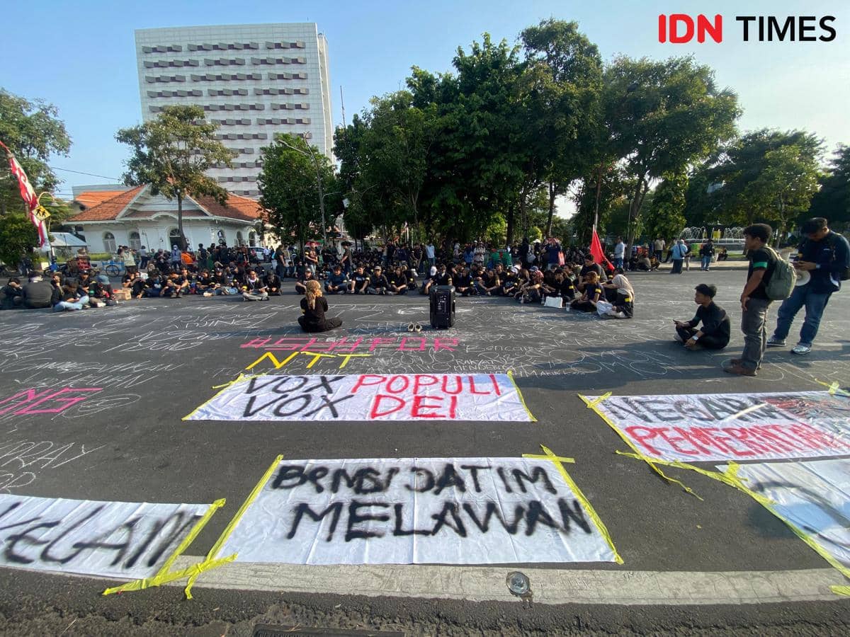 Aksi Mahasiswa di Depan Grahadi, Desak Negara Prioritaskan Bencana