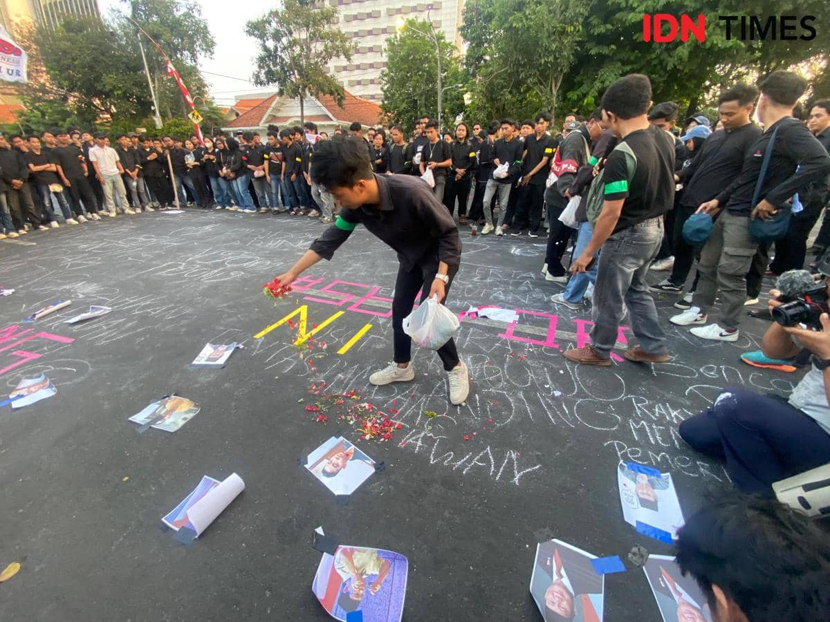 Tabur Bunga dan Pernyataan Sikap Mengakhiri Aksi Mahasiswa di Grahadi