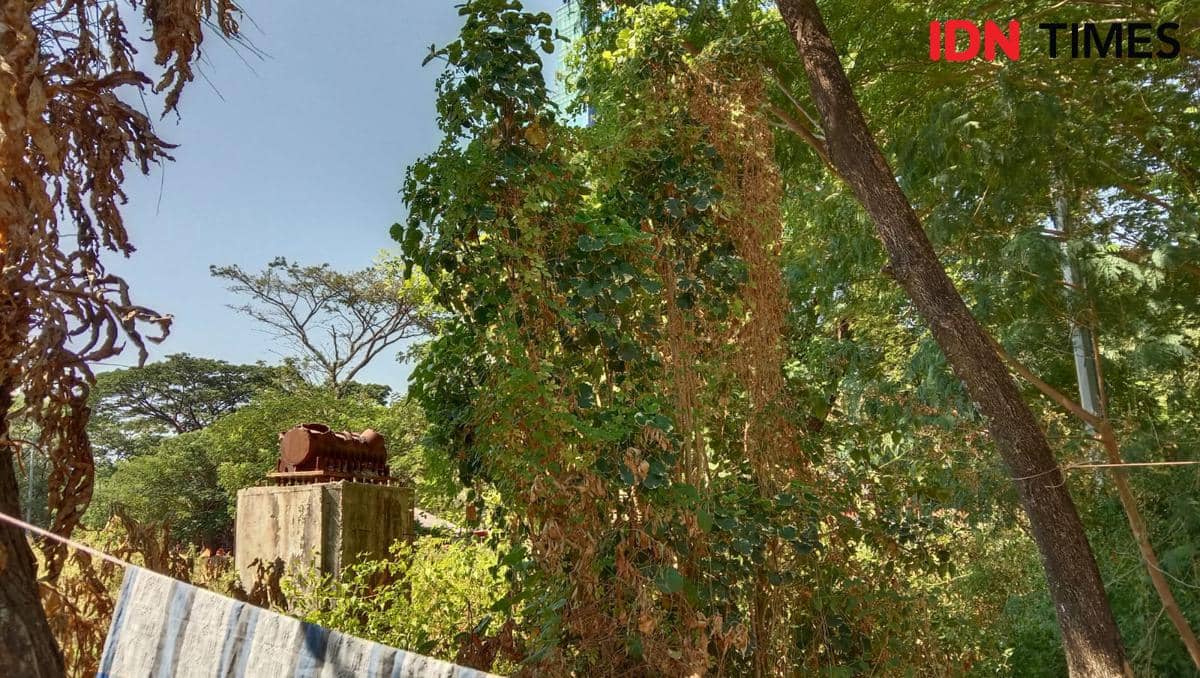 Lapangan Karebosi di Makassar tampak tidak terawat, dengan area lapangan dan fasilitas yang terlihat kurang rapi.