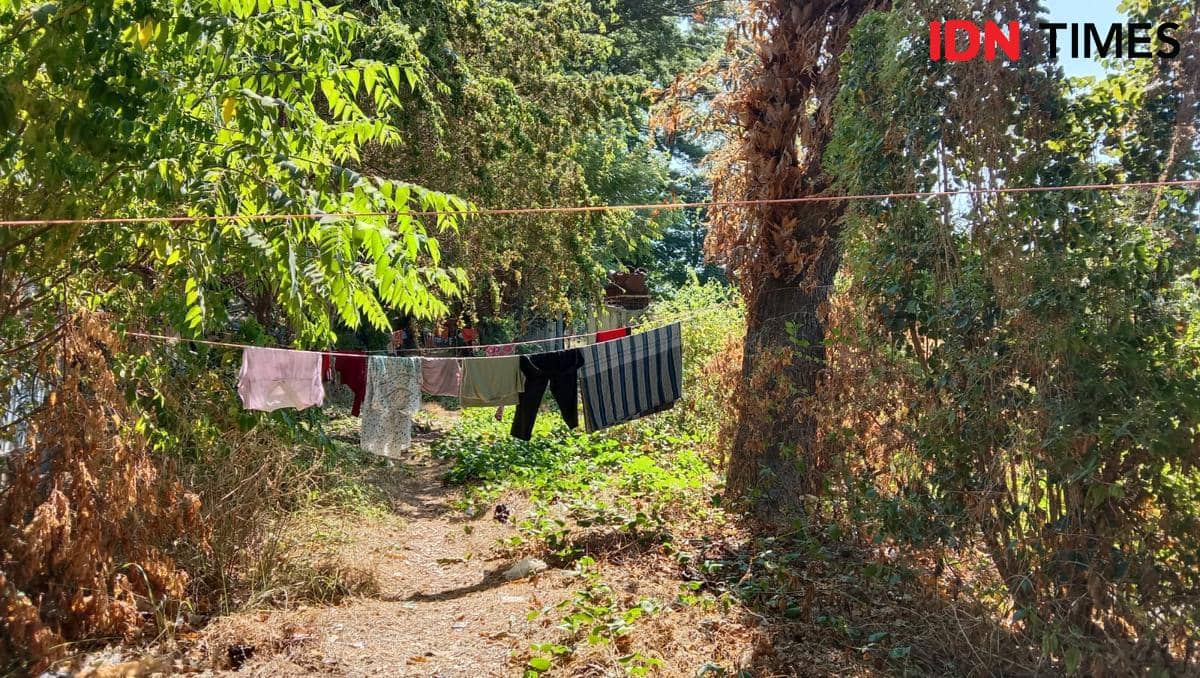 Lapangan Karebosi Makassar terlihat tidak terawat dengan rumput liar dan area lapangan yang tampak kurang terurus.