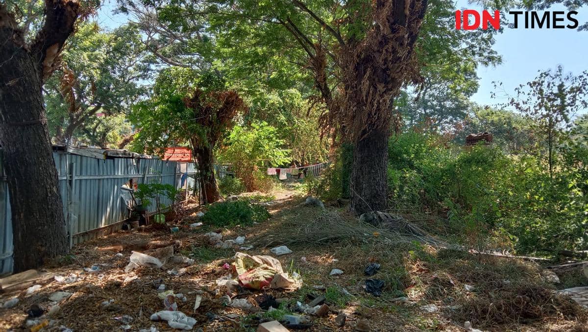 Kondisi Lapangan Karebosi di Makassar tampak tidak terawat pada Senin, 31 Agustus 2026, dengan area terbuka.