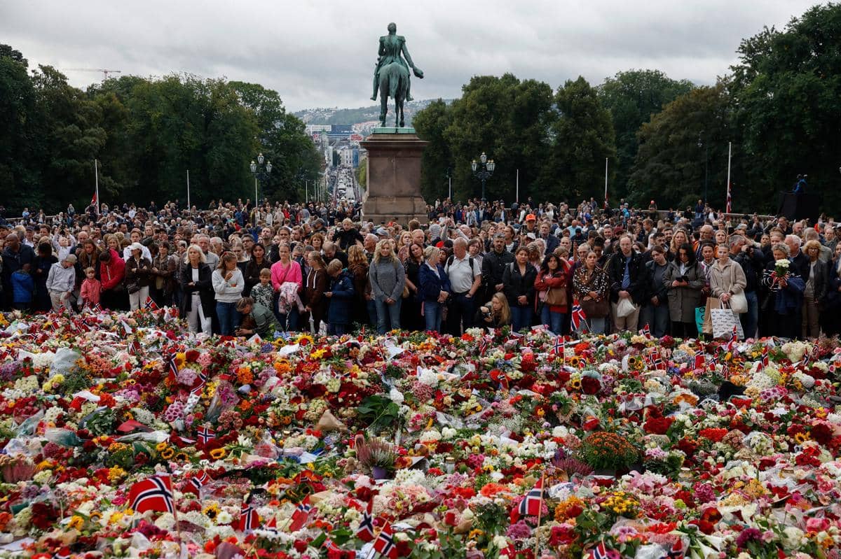 Para pelayat berkumpul di sebuah tugu peringatan darurat untuk memberikan penghormatan kepada Raja Harald V dari Norwegia yang telah wafat, 