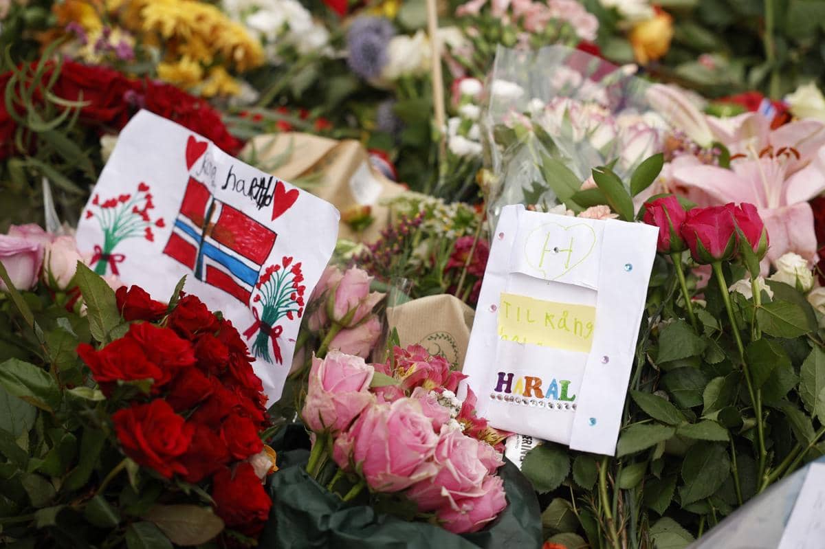 Bunga yang dibawa para pelayat untuk memberikan penghormatan kepada Raja Harald V dari Norwegia yang telah wafat, di alun-alun Istana Keraja