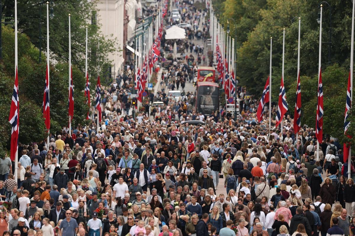 Bendera yang dikibarkan setengah tiang terlihat di sepanjang jalan menuju Istana Kerajaan di Oslo pada 29 Agustus 2026, sebagai penghormatan