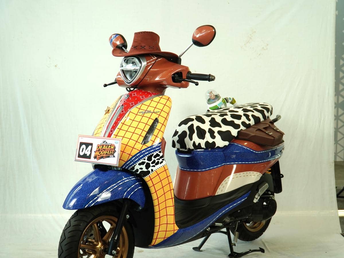 Skuter Yamaha Grand Filano hasil modifikasi dengan tampilan bergaya animasi, didokumentasikan oleh YIMM.