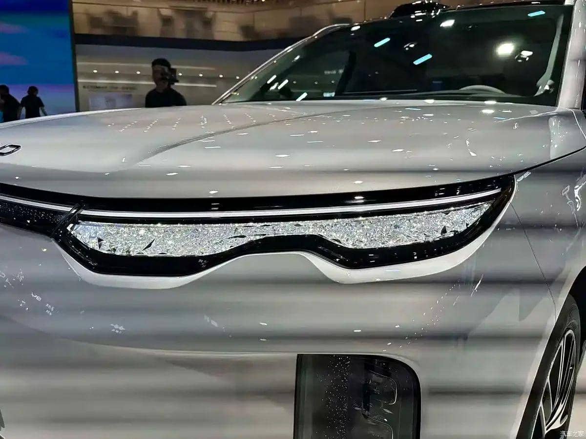 Tampilan BYD Sealion 08 berdesain futuristik dengan bodi aerodinamis dan lampu depan ramping.