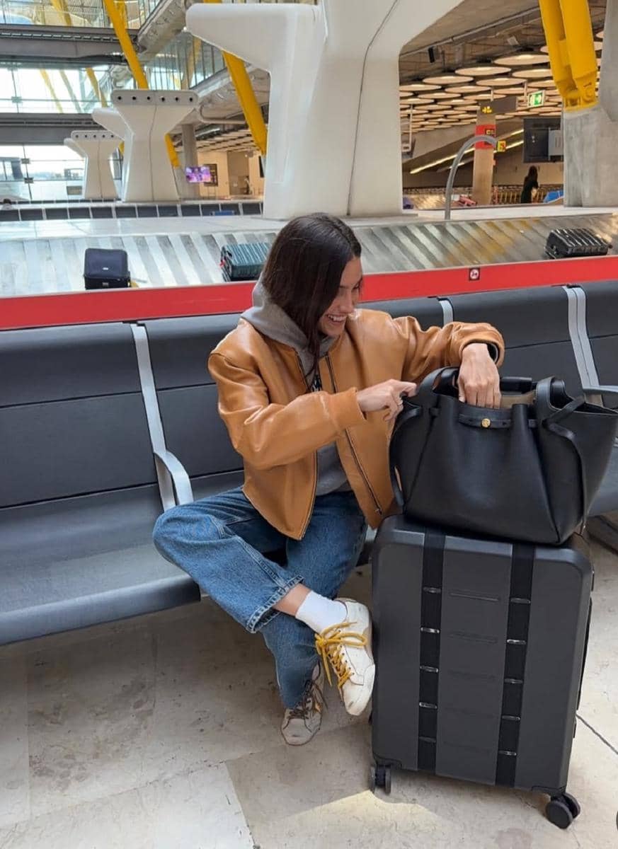Gemma Pinto berpose untuk menampilkan gaya busana OOTD dalam unggahan Instagram sebagai inspirasi penampilan sehari-hari.