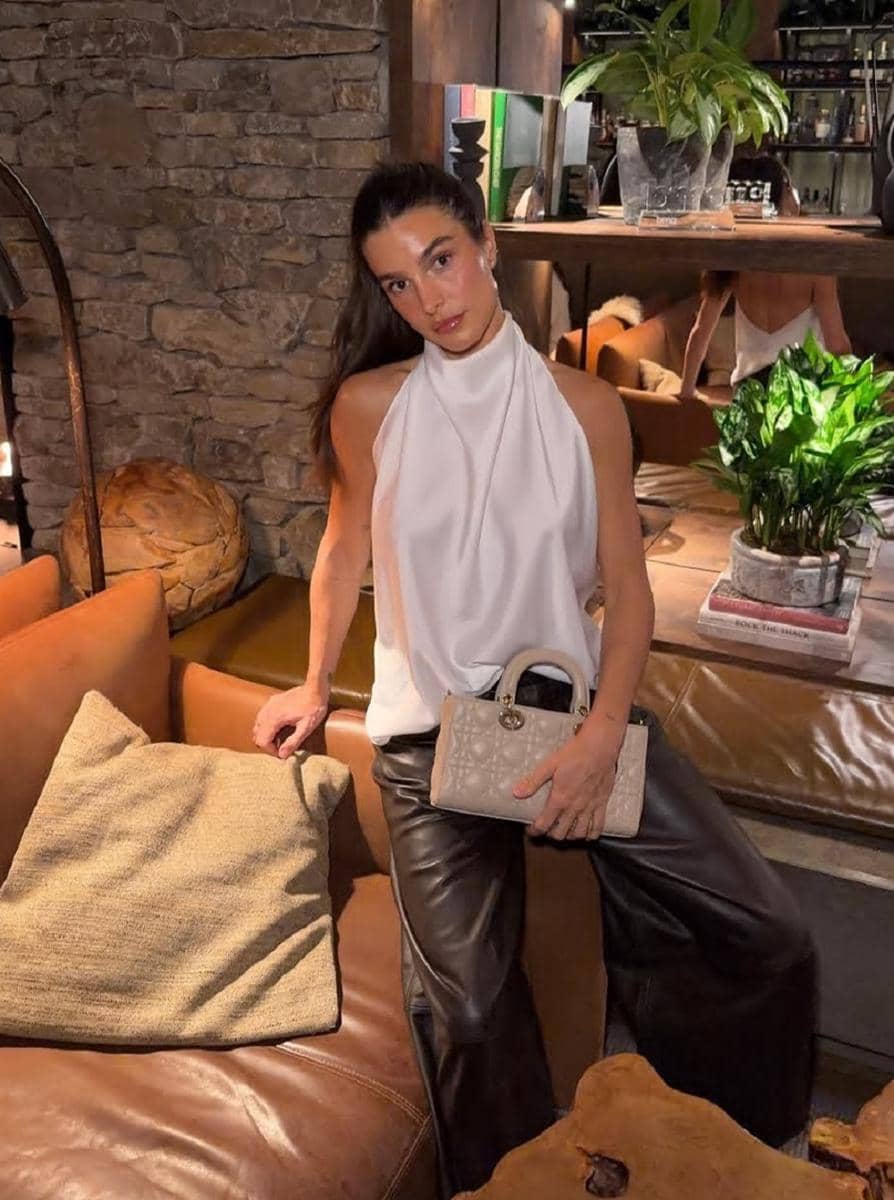 Gemma Pinto tampil berpose dengan gaya OOTD kasual yang modis untuk inspirasi busana sehari-hari.