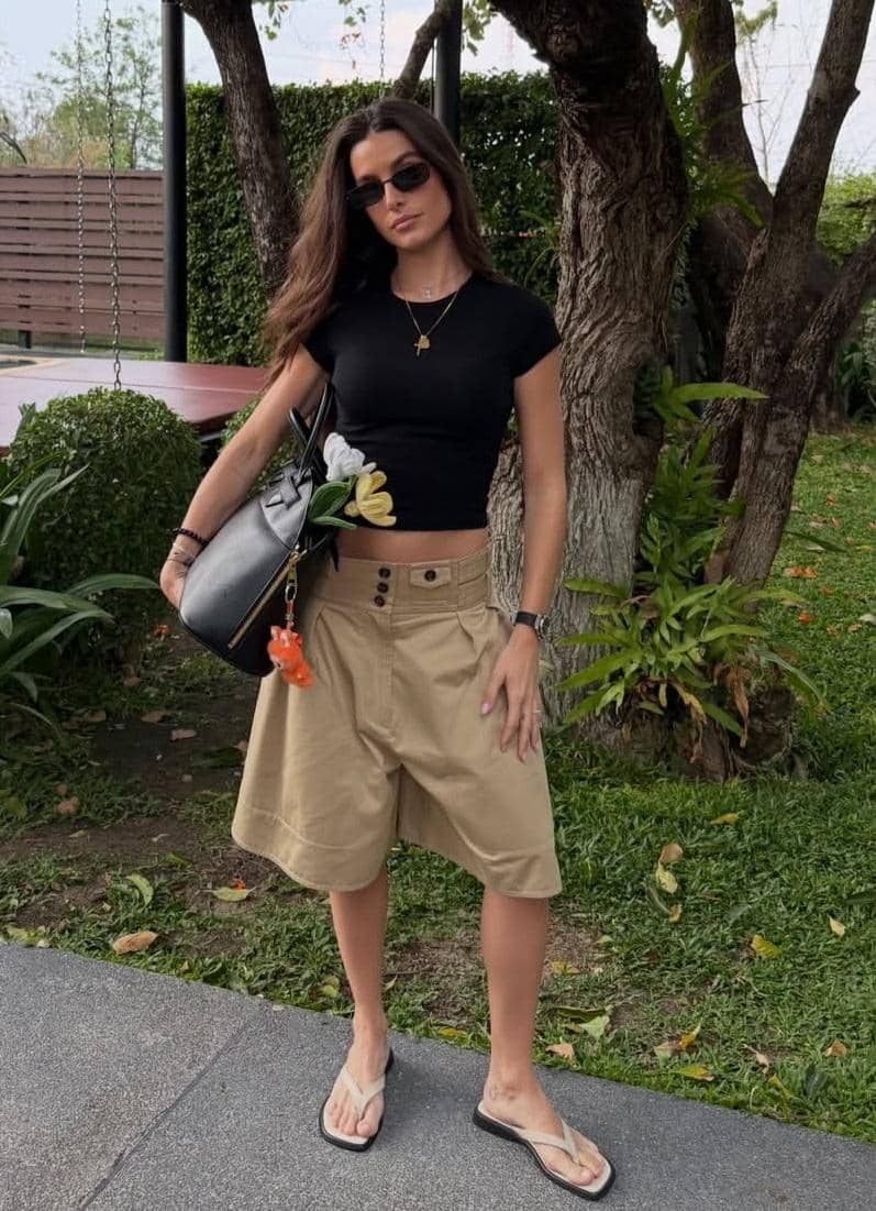 Gemma Pinto tampil dengan OOTD kasual bergaya, memadukan busana dan aksesori untuk unggahan Instagram.
