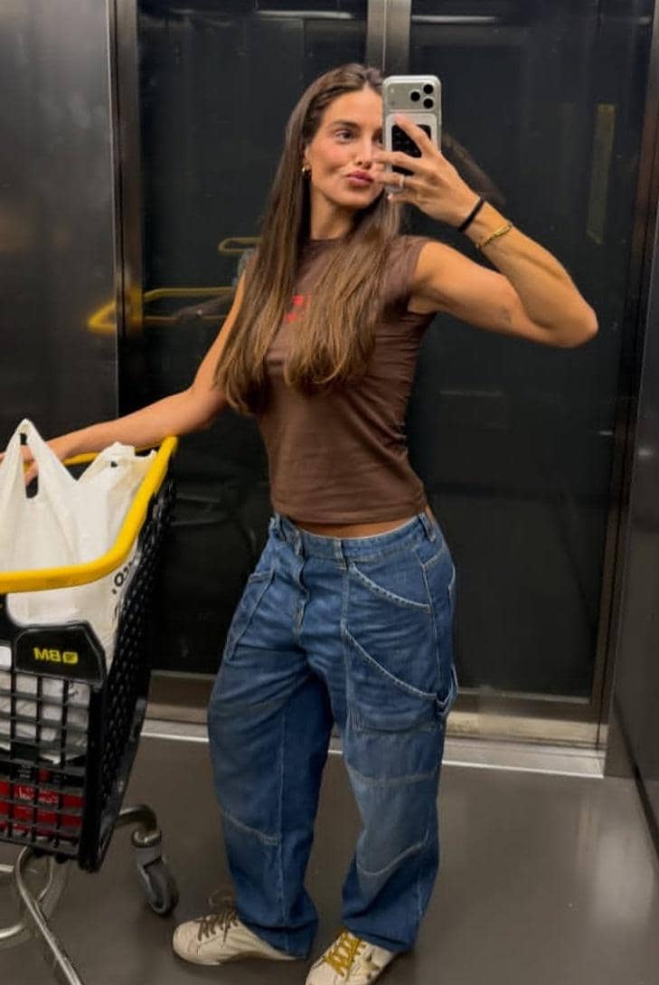 Gemma Pinto berpose menampilkan gaya OOTD dalam potret yang diunggah melalui akun Instagram gemmpinto.