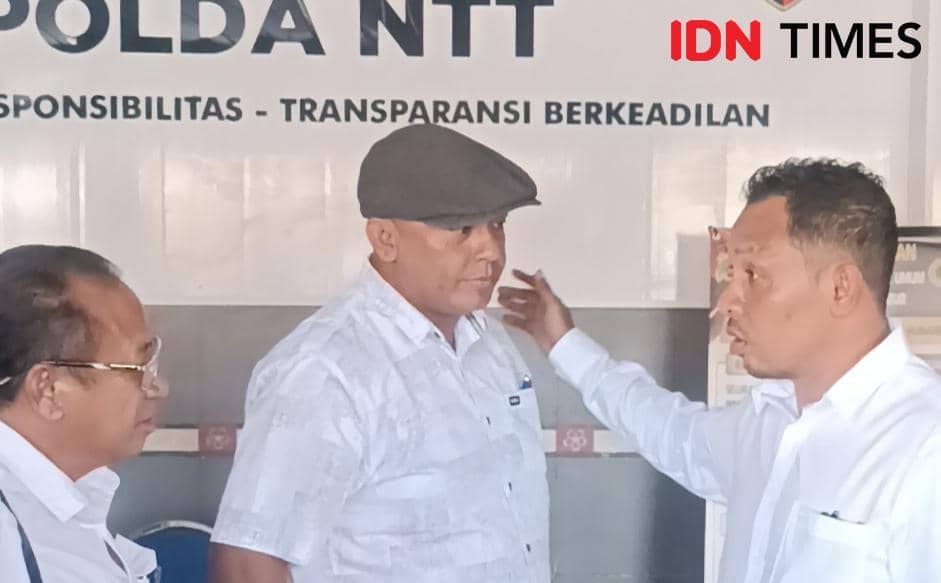 Norbertus Tubani dari Fraksi PKB DPRD TTU usai menjalani pemeriksaan di Polda NTT sebagai tersangka intimidasi dr Icha.