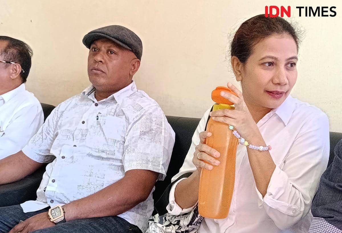 Veronika Lake dari Fraksi PDIP DPRD TTU seusai pemeriksaan sebagai tersangka kasus intimidasi di Polda NTT.