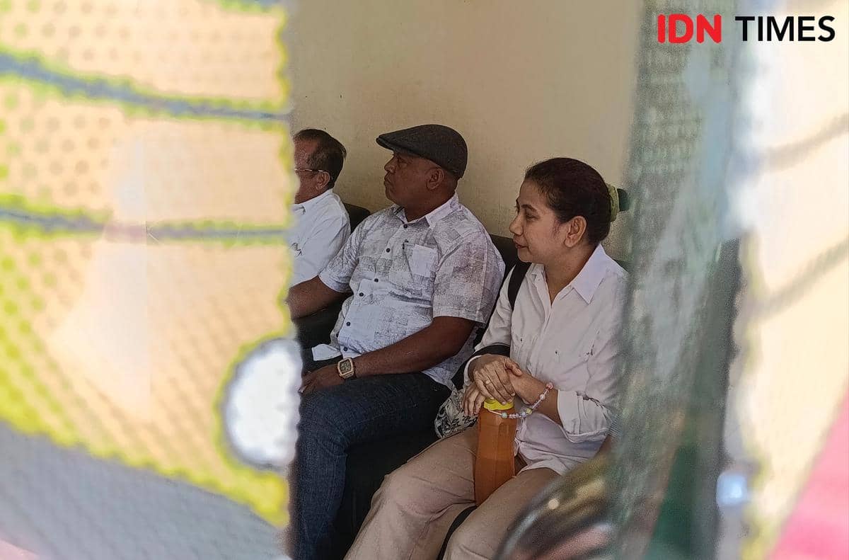 Veronika Lake dari Fraksi PDIP DPRD TTU usai diperiksa sebagai tersangka di Polda NTT terkait intimidasi dr Icha.