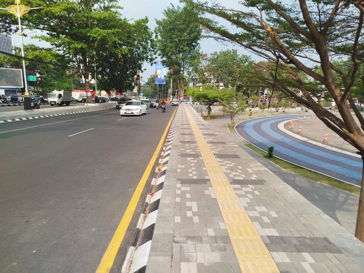 Usai Disentil KDM, DBMPR Jabar Bongkar Trotoar Tinggi di Gasibu